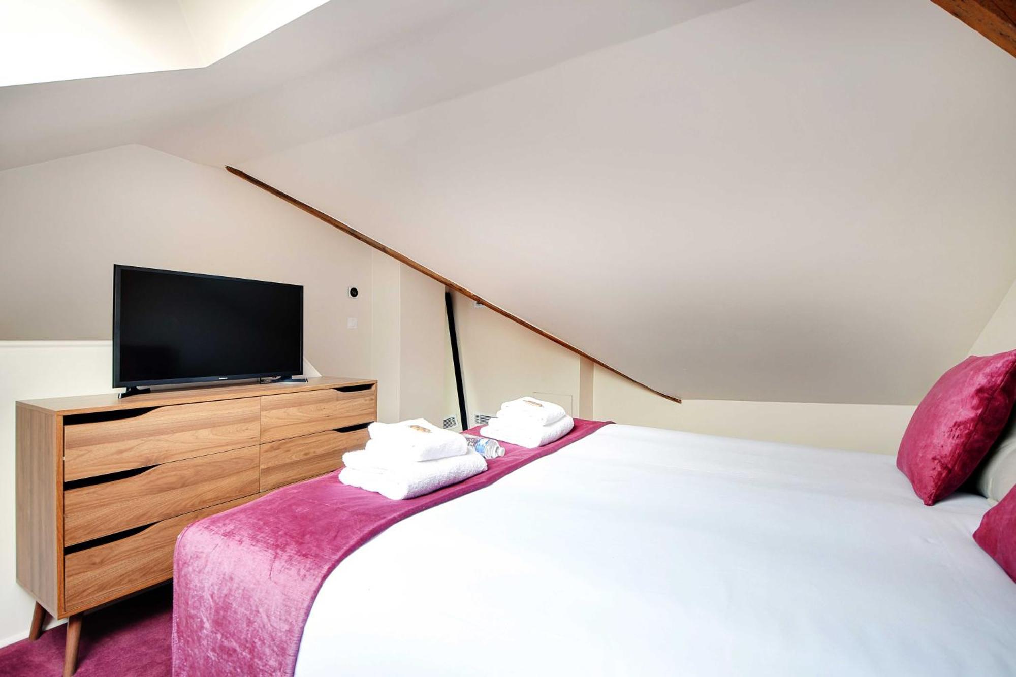 Parisian With Air Conditioning Eiffel Tower Apartment